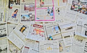 A vibrant array of newspapers laid out in Fès, showcasing diverse stories.